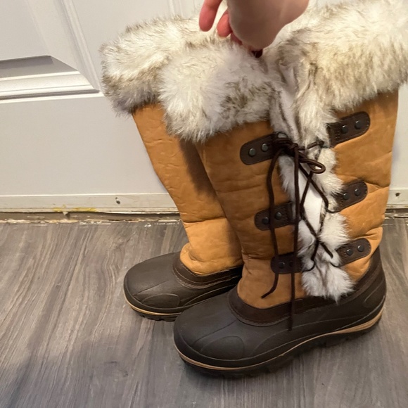 Size 8 Winter Boots - Picture 1 of 5
